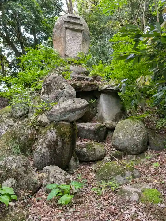 雄山神社峰本社の{uncategorized: "未分類", other: "その他", undefined: "問題あり", building: "その他建物", grave: "お墓", sacred_gate: "鳥居", guardian: "狛犬", statue: "像", buddha: "仏像", history: "歴史", nature: "自然", garden: "庭園", animal: "動物", pagoda: "塔", temizu: "手水舎", mountain_gate: "山門・神門", sanctuary: "本殿・本堂", subordinate: "末社・摂社", art: "芸術", scenery: "景色", jizo: "地蔵", ema: "絵馬", goshuin: "御朱印", omikuji: "おみくじ", items: "授与品その他", amulet: "お守り", goshuincho: "御朱印帳", eats: "食事", festival: "お祭り", votive_dance: "神楽", shichigosan: "七五三参", wedding: "結婚式", experience: "体験その他", initially: "初詣", around: "周辺", anti_infection: "感染症対策"}