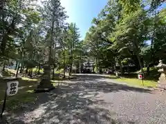 義經神社の庭園