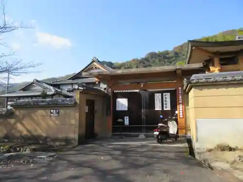 宝菩提院願徳寺の山門