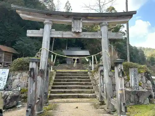 熊野神社(久米神社下の宮)の{uncategorized: "未分類", other: "その他", undefined: "問題あり", building: "その他建物", grave: "お墓", sacred_gate: "鳥居", guardian: "狛犬", statue: "像", buddha: "仏像", history: "歴史", nature: "自然", garden: "庭園", animal: "動物", pagoda: "塔", temizu: "手水舎", mountain_gate: "山門・神門", sanctuary: "本殿・本堂", subordinate: "末社・摂社", art: "芸術", scenery: "景色", jizo: "地蔵", ema: "絵馬", goshuin: "御朱印", omikuji: "おみくじ", items: "授与品その他", amulet: "お守り", goshuincho: "御朱印帳", eats: "食事", festival: "お祭り", votive_dance: "神楽", shichigosan: "七五三参", wedding: "結婚式", experience: "体験その他", initially: "初詣", around: "周辺", anti_infection: "感染症対策"}
