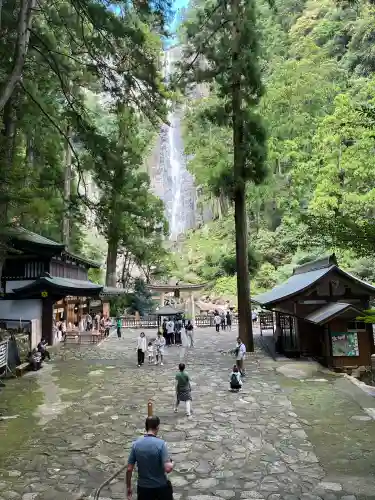 飛瀧神社（熊野那智大社別宮）の{uncategorized: "未分類", other: "その他", undefined: "問題あり", building: "その他建物", grave: "お墓", sacred_gate: "鳥居", guardian: "狛犬", statue: "像", buddha: "仏像", history: "歴史", nature: "自然", garden: "庭園", animal: "動物", pagoda: "塔", temizu: "手水舎", mountain_gate: "山門・神門", sanctuary: "本殿・本堂", subordinate: "末社・摂社", art: "芸術", scenery: "景色", jizo: "地蔵", ema: "絵馬", goshuin: "御朱印", omikuji: "おみくじ", items: "授与品その他", amulet: "お守り", goshuincho: "御朱印帳", eats: "食事", festival: "お祭り", votive_dance: "神楽", shichigosan: "七五三参", wedding: "結婚式", experience: "体験その他", initially: "初詣", around: "周辺", anti_infection: "感染症対策"}