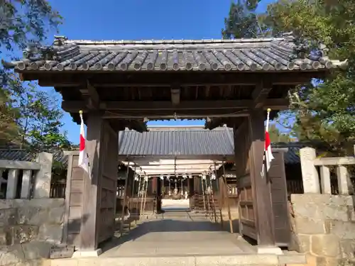 白鳥神社の山門