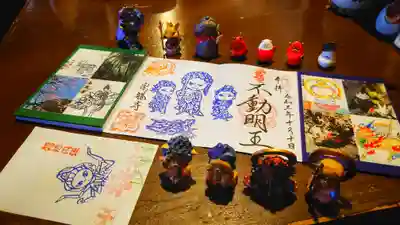 そして今日もたくさん頂いちゃった(´>∀<｀)ゝ✨

ねこ仏さんﾆｬｯ(ฅ•ω•ฅ)📿
たくさん可愛いのありがとうございます〜(*´艸`)✨

お地蔵さんとこぼちゃん達の
家族が増えました*｡.(♥´꒳`*)人(*´꒳`♥).｡*

今月の御朱印 
ホトカミの🎁御朱印帳にお受けしました🙏

鹿と紅葉🦌🍁🍂✨ 
花札🎴のような美しさ✨ 素敵ですね(*´艸`)🎶

挟み紙にも仏さまと
私の好きなコスモス🌸«٩(*´ ꒳ `*)۶»🌸

お届けものも喜んで頂けて良かったです(❁ᴗ͈ˬᴗ͈)✨

.

ホトカミ🎁御朱印帳、一頁目は
繁昌院さんに書いて頂ける日が楽しみです«٩(*´ ꒳ `*)۶»

青い表紙の写経写仏は繁昌院さんより🙏
おかげ様でたくさん趣味やご縁が広がりました(❁ᴗ͈ˬᴗ͈)✨