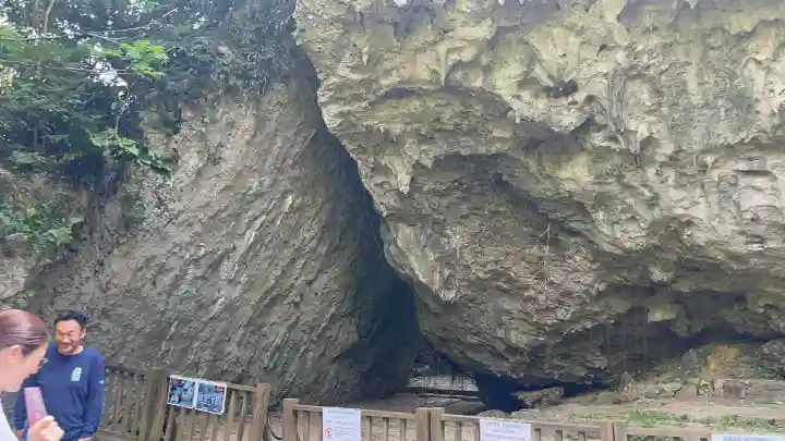 斎場御嶽の{uncategorized: "未分類", other: "その他", undefined: "問題あり", building: "その他建物", grave: "お墓", sacred_gate: "鳥居", guardian: "狛犬", statue: "像", buddha: "仏像", history: "歴史", nature: "自然", garden: "庭園", animal: "動物", pagoda: "塔", temizu: "手水舎", mountain_gate: "山門・神門", sanctuary: "本殿・本堂", subordinate: "末社・摂社", art: "芸術", scenery: "景色", jizo: "地蔵", ema: "絵馬", goshuin: "御朱印", omikuji: "おみくじ", items: "授与品その他", amulet: "お守り", goshuincho: "御朱印帳", eats: "食事", festival: "お祭り", votive_dance: "神楽", shichigosan: "七五三参", wedding: "結婚式", experience: "体験その他", initially: "初詣", around: "周辺", anti_infection: "感染症対策"}
