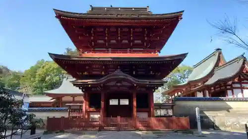 薦神社の山門