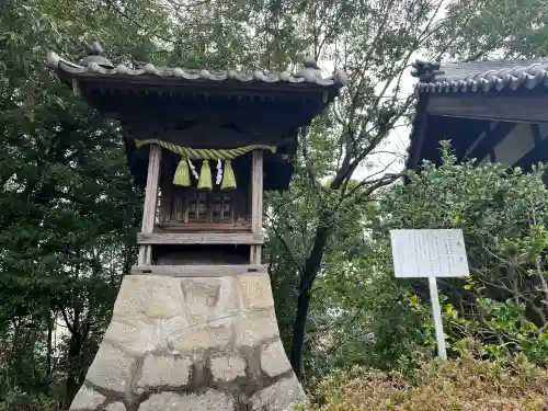 尾崎神社の{uncategorized: "未分類", other: "その他", undefined: "問題あり", building: "その他建物", grave: "お墓", sacred_gate: "鳥居", guardian: "狛犬", statue: "像", buddha: "仏像", history: "歴史", nature: "自然", garden: "庭園", animal: "動物", pagoda: "塔", temizu: "手水舎", mountain_gate: "山門・神門", sanctuary: "本殿・本堂", subordinate: "末社・摂社", art: "芸術", scenery: "景色", jizo: "地蔵", ema: "絵馬", goshuin: "御朱印", omikuji: "おみくじ", items: "授与品その他", amulet: "お守り", goshuincho: "御朱印帳", eats: "食事", festival: "お祭り", votive_dance: "神楽", shichigosan: "七五三参", wedding: "結婚式", experience: "体験その他", initially: "初詣", around: "周辺", anti_infection: "感染症対策"}