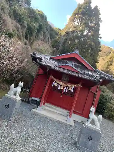 立岩稲荷神社の本殿