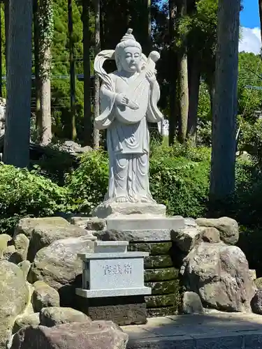 阿蘇白水龍神權現神社の像