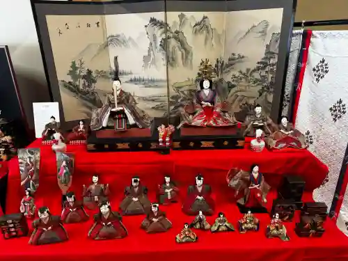 座間神社の{uncategorized: "未分類", other: "その他", undefined: "問題あり", building: "その他建物", grave: "お墓", sacred_gate: "鳥居", guardian: "狛犬", statue: "像", buddha: "仏像", history: "歴史", nature: "自然", garden: "庭園", animal: "動物", pagoda: "塔", temizu: "手水舎", mountain_gate: "山門・神門", sanctuary: "本殿・本堂", subordinate: "末社・摂社", art: "芸術", scenery: "景色", jizo: "地蔵", ema: "絵馬", goshuin: "御朱印", omikuji: "おみくじ", items: "授与品その他", amulet: "お守り", goshuincho: "御朱印帳", eats: "食事", festival: "お祭り", votive_dance: "神楽", shichigosan: "七五三参", wedding: "結婚式", experience: "体験その他", initially: "初詣", around: "周辺", anti_infection: "感染症対策"}