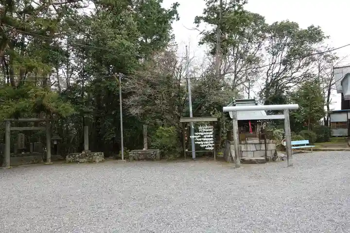 新屋坐天照御魂神社の末社・摂社