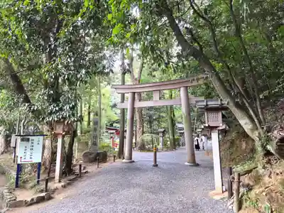 狭井坐大神荒魂神社(狭井神社)の鳥居