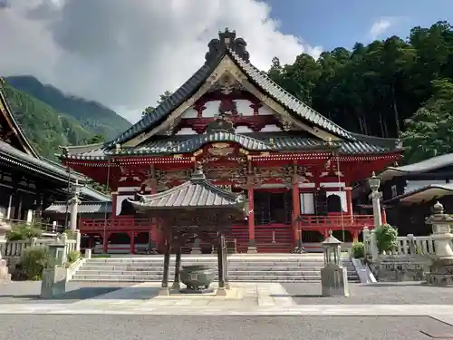 久遠寺の本殿・本堂