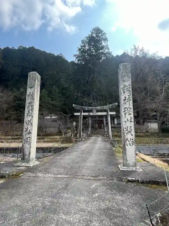 艮神社の{uncategorized: "未分類", other: "その他", undefined: "問題あり", building: "その他建物", grave: "お墓", sacred_gate: "鳥居", guardian: "狛犬", statue: "像", buddha: "仏像", history: "歴史", nature: "自然", garden: "庭園", animal: "動物", pagoda: "塔", temizu: "手水舎", mountain_gate: "山門・神門", sanctuary: "本殿・本堂", subordinate: "末社・摂社", art: "芸術", scenery: "景色", jizo: "地蔵", ema: "絵馬", goshuin: "御朱印", omikuji: "おみくじ", items: "授与品その他", amulet: "お守り", goshuincho: "御朱印帳", eats: "食事", festival: "お祭り", votive_dance: "神楽", shichigosan: "七五三参", wedding: "結婚式", experience: "体験その他", initially: "初詣", around: "周辺", anti_infection: "感染症対策"}