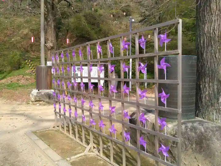 綾部八幡神社の{uncategorized: "未分類", other: "その他", undefined: "問題あり", building: "その他建物", grave: "お墓", sacred_gate: "鳥居", guardian: "狛犬", statue: "像", buddha: "仏像", history: "歴史", nature: "自然", garden: "庭園", animal: "動物", pagoda: "塔", temizu: "手水舎", mountain_gate: "山門・神門", sanctuary: "本殿・本堂", subordinate: "末社・摂社", art: "芸術", scenery: "景色", jizo: "地蔵", ema: "絵馬", goshuin: "御朱印", omikuji: "おみくじ", items: "授与品その他", amulet: "お守り", goshuincho: "御朱印帳", eats: "食事", festival: "お祭り", votive_dance: "神楽", shichigosan: "七五三参", wedding: "結婚式", experience: "体験その他", initially: "初詣", around: "周辺", anti_infection: "感染症対策"}