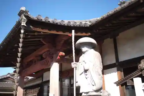 顕正寺の像