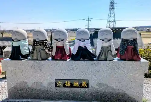 埼玉厄除け開運大師・龍泉寺（切り絵御朱印発祥の寺）の{uncategorized: "未分類", other: "その他", undefined: "問題あり", building: "その他建物", grave: "お墓", sacred_gate: "鳥居", guardian: "狛犬", statue: "像", buddha: "仏像", history: "歴史", nature: "自然", garden: "庭園", animal: "動物", pagoda: "塔", temizu: "手水舎", mountain_gate: "山門・神門", sanctuary: "本殿・本堂", subordinate: "末社・摂社", art: "芸術", scenery: "景色", jizo: "地蔵", ema: "絵馬", goshuin: "御朱印", omikuji: "おみくじ", items: "授与品その他", amulet: "お守り", goshuincho: "御朱印帳", eats: "食事", festival: "お祭り", votive_dance: "神楽", shichigosan: "七五三参", wedding: "結婚式", experience: "体験その他", initially: "初詣", around: "周辺", anti_infection: "感染症対策"}