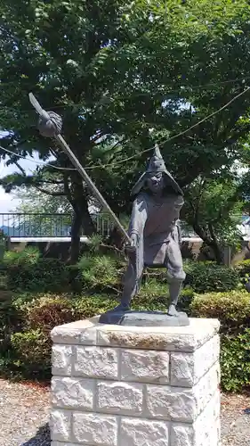 宇波西神社の像