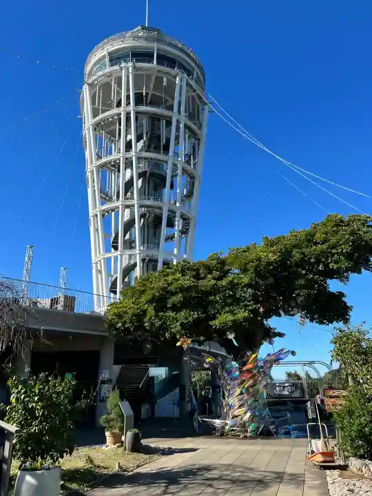 龍宮(江島神社)の{uncategorized: "未分類", other: "その他", undefined: "問題あり", building: "その他建物", grave: "お墓", sacred_gate: "鳥居", guardian: "狛犬", statue: "像", buddha: "仏像", history: "歴史", nature: "自然", garden: "庭園", animal: "動物", pagoda: "塔", temizu: "手水舎", mountain_gate: "山門・神門", sanctuary: "本殿・本堂", subordinate: "末社・摂社", art: "芸術", scenery: "景色", jizo: "地蔵", ema: "絵馬", goshuin: "御朱印", omikuji: "おみくじ", items: "授与品その他", amulet: "お守り", goshuincho: "御朱印帳", eats: "食事", festival: "お祭り", votive_dance: "神楽", shichigosan: "七五三参", wedding: "結婚式", experience: "体験その他", initially: "初詣", around: "周辺", anti_infection: "感染症対策"}