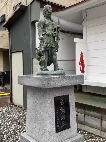 大光不動堂の像