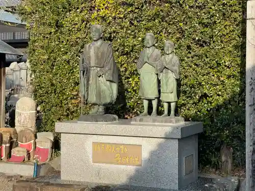 真光寺の{uncategorized: "未分類", other: "その他", undefined: "問題あり", building: "その他建物", grave: "お墓", sacred_gate: "鳥居", guardian: "狛犬", statue: "像", buddha: "仏像", history: "歴史", nature: "自然", garden: "庭園", animal: "動物", pagoda: "塔", temizu: "手水舎", mountain_gate: "山門・神門", sanctuary: "本殿・本堂", subordinate: "末社・摂社", art: "芸術", scenery: "景色", jizo: "地蔵", ema: "絵馬", goshuin: "御朱印", omikuji: "おみくじ", items: "授与品その他", amulet: "お守り", goshuincho: "御朱印帳", eats: "食事", festival: "お祭り", votive_dance: "神楽", shichigosan: "七五三参", wedding: "結婚式", experience: "体験その他", initially: "初詣", around: "周辺", anti_infection: "感染症対策"}
