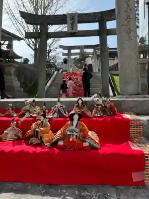 岡田神社の{uncategorized: "未分類", other: "その他", undefined: "問題あり", building: "その他建物", grave: "お墓", sacred_gate: "鳥居", guardian: "狛犬", statue: "像", buddha: "仏像", history: "歴史", nature: "自然", garden: "庭園", animal: "動物", pagoda: "塔", temizu: "手水舎", mountain_gate: "山門・神門", sanctuary: "本殿・本堂", subordinate: "末社・摂社", art: "芸術", scenery: "景色", jizo: "地蔵", ema: "絵馬", goshuin: "御朱印", omikuji: "おみくじ", items: "授与品その他", amulet: "お守り", goshuincho: "御朱印帳", eats: "食事", festival: "お祭り", votive_dance: "神楽", shichigosan: "七五三参", wedding: "結婚式", experience: "体験その他", initially: "初詣", around: "周辺", anti_infection: "感染症対策"}