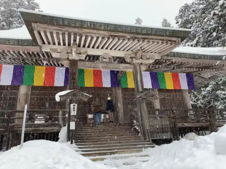 宝珠山 立石寺の本殿・本堂