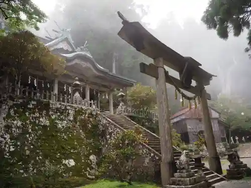 玉置神社の{uncategorized: "未分類", other: "その他", undefined: "問題あり", building: "その他建物", grave: "お墓", sacred_gate: "鳥居", guardian: "狛犬", statue: "像", buddha: "仏像", history: "歴史", nature: "自然", garden: "庭園", animal: "動物", pagoda: "塔", temizu: "手水舎", mountain_gate: "山門・神門", sanctuary: "本殿・本堂", subordinate: "末社・摂社", art: "芸術", scenery: "景色", jizo: "地蔵", ema: "絵馬", goshuin: "御朱印", omikuji: "おみくじ", items: "授与品その他", amulet: "お守り", goshuincho: "御朱印帳", eats: "食事", festival: "お祭り", votive_dance: "神楽", shichigosan: "七五三参", wedding: "結婚式", experience: "体験その他", initially: "初詣", around: "周辺", anti_infection: "感染症対策"}