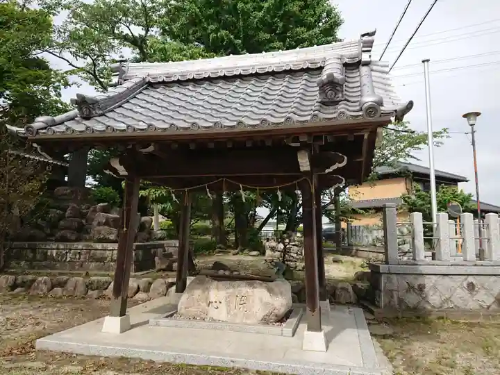 神明社の手水舎