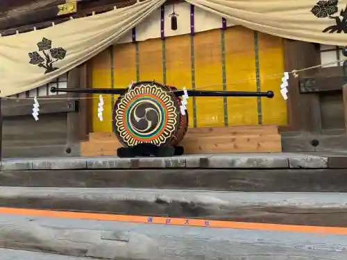 諏訪大社下社秋宮の{uncategorized: "未分類", other: "その他", undefined: "問題あり", building: "その他建物", grave: "お墓", sacred_gate: "鳥居", guardian: "狛犬", statue: "像", buddha: "仏像", history: "歴史", nature: "自然", garden: "庭園", animal: "動物", pagoda: "塔", temizu: "手水舎", mountain_gate: "山門・神門", sanctuary: "本殿・本堂", subordinate: "末社・摂社", art: "芸術", scenery: "景色", jizo: "地蔵", ema: "絵馬", goshuin: "御朱印", omikuji: "おみくじ", items: "授与品その他", amulet: "お守り", goshuincho: "御朱印帳", eats: "食事", festival: "お祭り", votive_dance: "神楽", shichigosan: "七五三参", wedding: "結婚式", experience: "体験その他", initially: "初詣", around: "周辺", anti_infection: "感染症対策"}