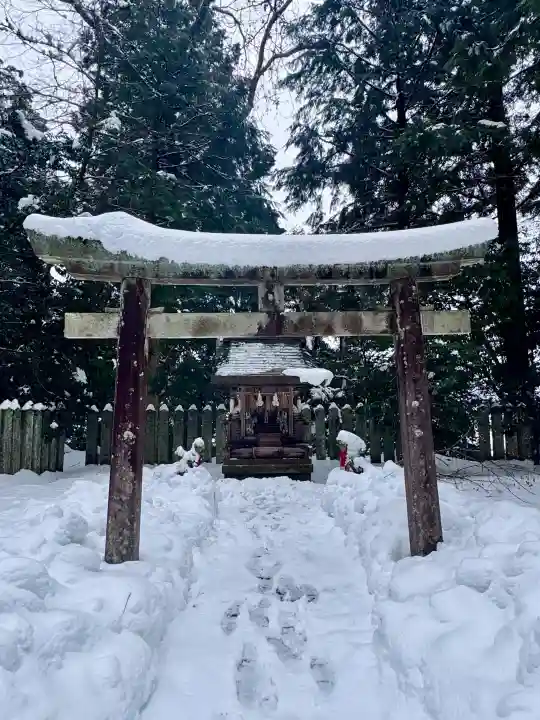 倭文神社の{uncategorized: "未分類", other: "その他", undefined: "問題あり", building: "その他建物", grave: "お墓", sacred_gate: "鳥居", guardian: "狛犬", statue: "像", buddha: "仏像", history: "歴史", nature: "自然", garden: "庭園", animal: "動物", pagoda: "塔", temizu: "手水舎", mountain_gate: "山門・神門", sanctuary: "本殿・本堂", subordinate: "末社・摂社", art: "芸術", scenery: "景色", jizo: "地蔵", ema: "絵馬", goshuin: "御朱印", omikuji: "おみくじ", items: "授与品その他", amulet: "お守り", goshuincho: "御朱印帳", eats: "食事", festival: "お祭り", votive_dance: "神楽", shichigosan: "七五三参", wedding: "結婚式", experience: "体験その他", initially: "初詣", around: "周辺", anti_infection: "感染症対策"}