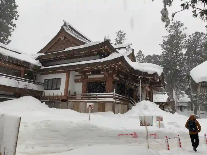 出羽神社(出羽三山神社)~三神合祭殿~の本殿・本堂