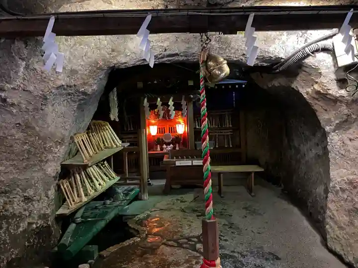 銭洗弁財天宇賀福神社の末社・摂社