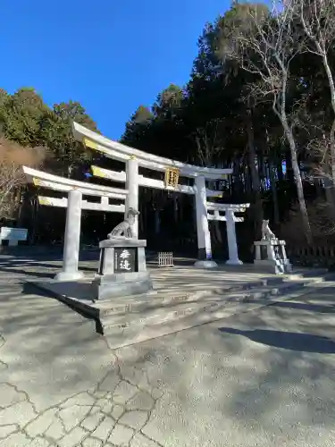 三峯神社の{uncategorized: "未分類", other: "その他", undefined: "問題あり", building: "その他建物", grave: "お墓", sacred_gate: "鳥居", guardian: "狛犬", statue: "像", buddha: "仏像", history: "歴史", nature: "自然", garden: "庭園", animal: "動物", pagoda: "塔", temizu: "手水舎", mountain_gate: "山門・神門", sanctuary: "本殿・本堂", subordinate: "末社・摂社", art: "芸術", scenery: "景色", jizo: "地蔵", ema: "絵馬", goshuin: "御朱印", omikuji: "おみくじ", items: "授与品その他", amulet: "お守り", goshuincho: "御朱印帳", eats: "食事", festival: "お祭り", votive_dance: "神楽", shichigosan: "七五三参", wedding: "結婚式", experience: "体験その他", initially: "初詣", around: "周辺", anti_infection: "感染症対策"}