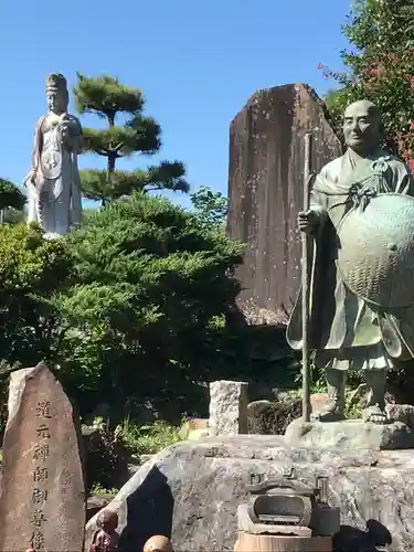 輪禅寺の像