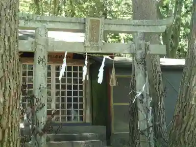山の神社の鳥居