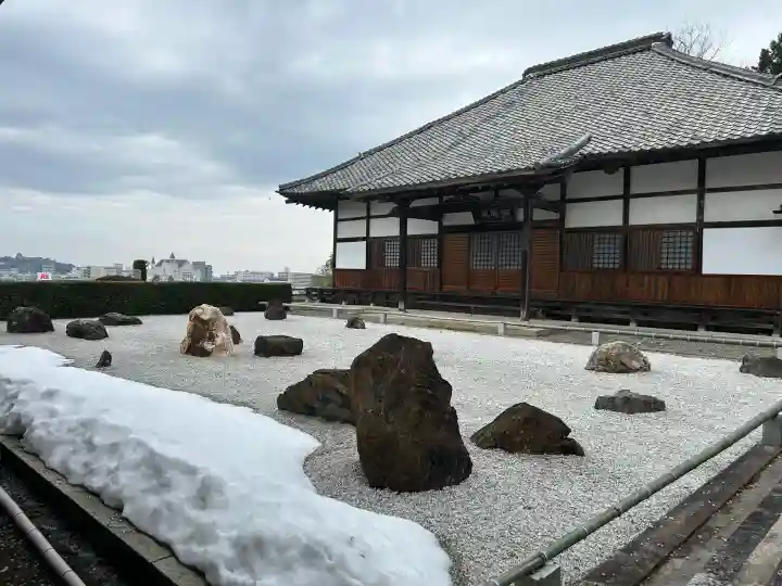 天寧寺の{uncategorized: "未分類", other: "その他", undefined: "問題あり", building: "その他建物", grave: "お墓", sacred_gate: "鳥居", guardian: "狛犬", statue: "像", buddha: "仏像", history: "歴史", nature: "自然", garden: "庭園", animal: "動物", pagoda: "塔", temizu: "手水舎", mountain_gate: "山門・神門", sanctuary: "本殿・本堂", subordinate: "末社・摂社", art: "芸術", scenery: "景色", jizo: "地蔵", ema: "絵馬", goshuin: "御朱印", omikuji: "おみくじ", items: "授与品その他", amulet: "お守り", goshuincho: "御朱印帳", eats: "食事", festival: "お祭り", votive_dance: "神楽", shichigosan: "七五三参", wedding: "結婚式", experience: "体験その他", initially: "初詣", around: "周辺", anti_infection: "感染症対策"}