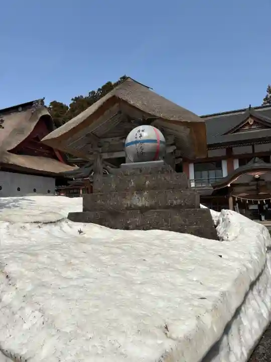 出羽神社(出羽三山神社)~三神合祭殿~の{uncategorized: "未分類", other: "その他", undefined: "問題あり", building: "その他建物", grave: "お墓", sacred_gate: "鳥居", guardian: "狛犬", statue: "像", buddha: "仏像", history: "歴史", nature: "自然", garden: "庭園", animal: "動物", pagoda: "塔", temizu: "手水舎", mountain_gate: "山門・神門", sanctuary: "本殿・本堂", subordinate: "末社・摂社", art: "芸術", scenery: "景色", jizo: "地蔵", ema: "絵馬", goshuin: "御朱印", omikuji: "おみくじ", items: "授与品その他", amulet: "お守り", goshuincho: "御朱印帳", eats: "食事", festival: "お祭り", votive_dance: "神楽", shichigosan: "七五三参", wedding: "結婚式", experience: "体験その他", initially: "初詣", around: "周辺", anti_infection: "感染症対策"}