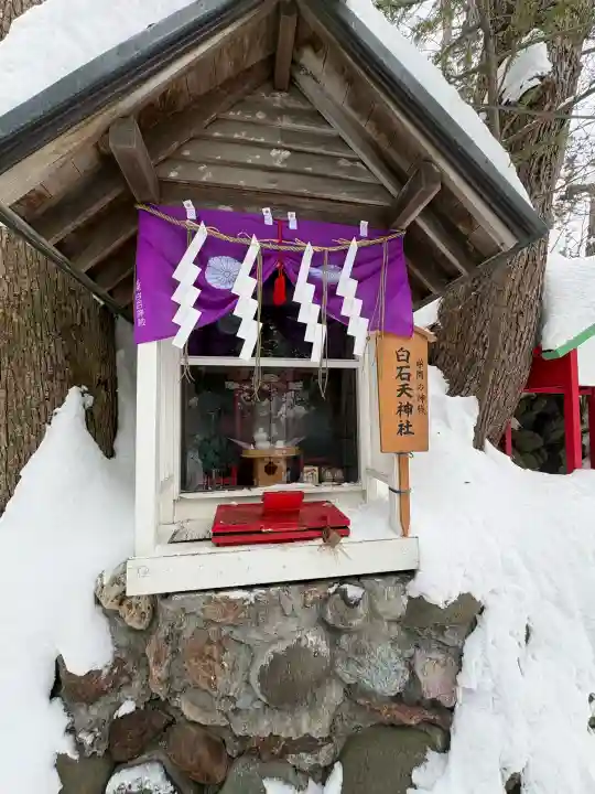 白石神社の{uncategorized: "未分類", other: "その他", undefined: "問題あり", building: "その他建物", grave: "お墓", sacred_gate: "鳥居", guardian: "狛犬", statue: "像", buddha: "仏像", history: "歴史", nature: "自然", garden: "庭園", animal: "動物", pagoda: "塔", temizu: "手水舎", mountain_gate: "山門・神門", sanctuary: "本殿・本堂", subordinate: "末社・摂社", art: "芸術", scenery: "景色", jizo: "地蔵", ema: "絵馬", goshuin: "御朱印", omikuji: "おみくじ", items: "授与品その他", amulet: "お守り", goshuincho: "御朱印帳", eats: "食事", festival: "お祭り", votive_dance: "神楽", shichigosan: "七五三参", wedding: "結婚式", experience: "体験その他", initially: "初詣", around: "周辺", anti_infection: "感染症対策"}