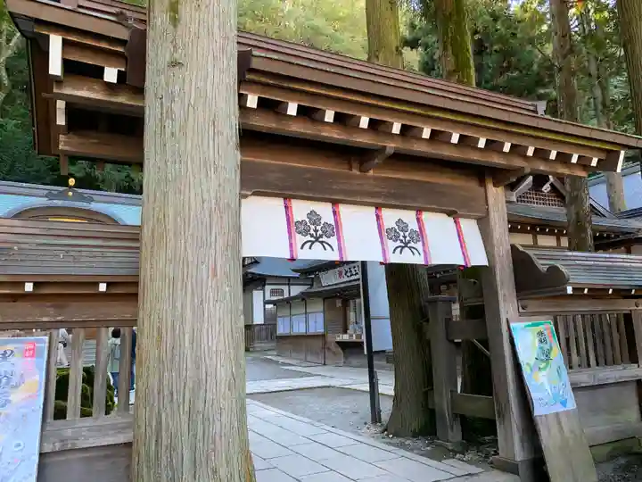 諏訪大社の山門・神門