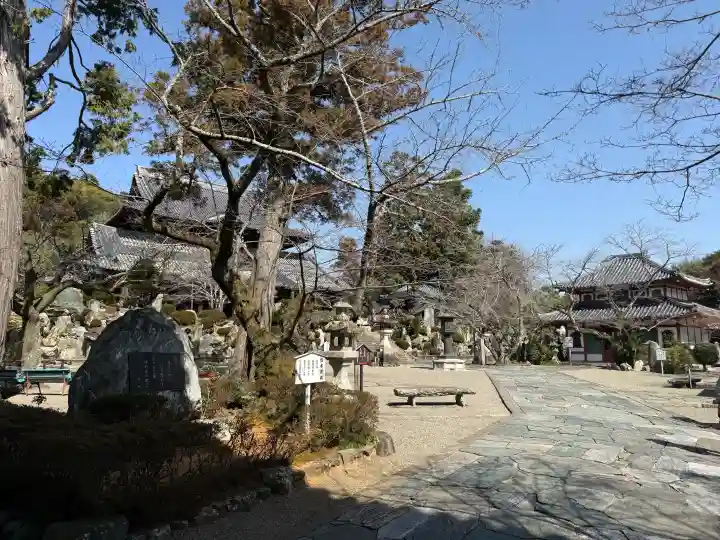 粉河寺の{uncategorized: "未分類", other: "その他", undefined: "問題あり", building: "その他建物", grave: "お墓", sacred_gate: "鳥居", guardian: "狛犬", statue: "像", buddha: "仏像", history: "歴史", nature: "自然", garden: "庭園", animal: "動物", pagoda: "塔", temizu: "手水舎", mountain_gate: "山門・神門", sanctuary: "本殿・本堂", subordinate: "末社・摂社", art: "芸術", scenery: "景色", jizo: "地蔵", ema: "絵馬", goshuin: "御朱印", omikuji: "おみくじ", items: "授与品その他", amulet: "お守り", goshuincho: "御朱印帳", eats: "食事", festival: "お祭り", votive_dance: "神楽", shichigosan: "七五三参", wedding: "結婚式", experience: "体験その他", initially: "初詣", around: "周辺", anti_infection: "感染症対策"}