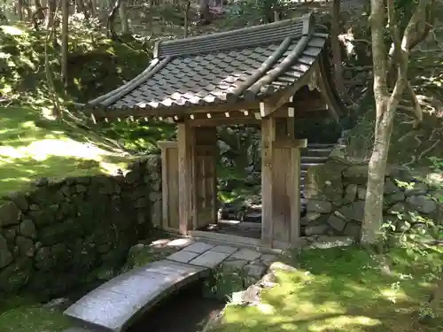 西芳寺の山門・神門