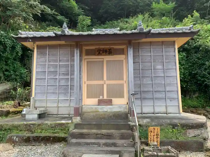 薬師堂の本殿・本堂