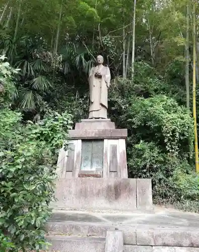 高讃寺の像