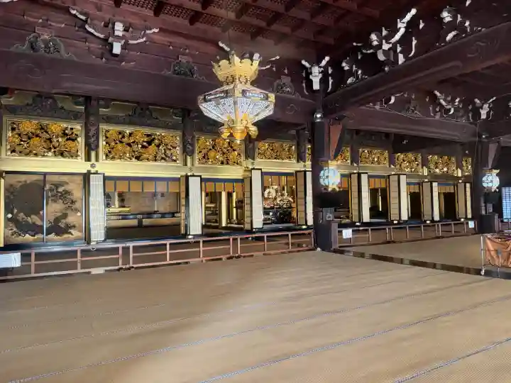 本願寺(西本願寺)の{uncategorized: "未分類", other: "その他", undefined: "問題あり", building: "その他建物", grave: "お墓", sacred_gate: "鳥居", guardian: "狛犬", statue: "像", buddha: "仏像", history: "歴史", nature: "自然", garden: "庭園", animal: "動物", pagoda: "塔", temizu: "手水舎", mountain_gate: "山門・神門", sanctuary: "本殿・本堂", subordinate: "末社・摂社", art: "芸術", scenery: "景色", jizo: "地蔵", ema: "絵馬", goshuin: "御朱印", omikuji: "おみくじ", items: "授与品その他", amulet: "お守り", goshuincho: "御朱印帳", eats: "食事", festival: "お祭り", votive_dance: "神楽", shichigosan: "七五三参", wedding: "結婚式", experience: "体験その他", initially: "初詣", around: "周辺", anti_infection: "感染症対策"}