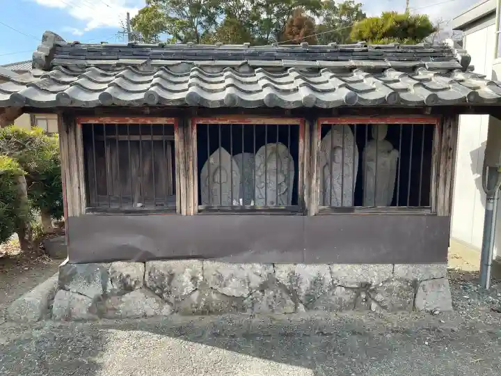 康平寺の{uncategorized: "未分類", other: "その他", undefined: "問題あり", building: "その他建物", grave: "お墓", sacred_gate: "鳥居", guardian: "狛犬", statue: "像", buddha: "仏像", history: "歴史", nature: "自然", garden: "庭園", animal: "動物", pagoda: "塔", temizu: "手水舎", mountain_gate: "山門・神門", sanctuary: "本殿・本堂", subordinate: "末社・摂社", art: "芸術", scenery: "景色", jizo: "地蔵", ema: "絵馬", goshuin: "御朱印", omikuji: "おみくじ", items: "授与品その他", amulet: "お守り", goshuincho: "御朱印帳", eats: "食事", festival: "お祭り", votive_dance: "神楽", shichigosan: "七五三参", wedding: "結婚式", experience: "体験その他", initially: "初詣", around: "周辺", anti_infection: "感染症対策"}