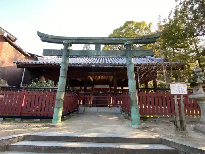 三翁神社の{uncategorized: "未分類", other: "その他", undefined: "問題あり", building: "その他建物", grave: "お墓", sacred_gate: "鳥居", guardian: "狛犬", statue: "像", buddha: "仏像", history: "歴史", nature: "自然", garden: "庭園", animal: "動物", pagoda: "塔", temizu: "手水舎", mountain_gate: "山門・神門", sanctuary: "本殿・本堂", subordinate: "末社・摂社", art: "芸術", scenery: "景色", jizo: "地蔵", ema: "絵馬", goshuin: "御朱印", omikuji: "おみくじ", items: "授与品その他", amulet: "お守り", goshuincho: "御朱印帳", eats: "食事", festival: "お祭り", votive_dance: "神楽", shichigosan: "七五三参", wedding: "結婚式", experience: "体験その他", initially: "初詣", around: "周辺", anti_infection: "感染症対策"}