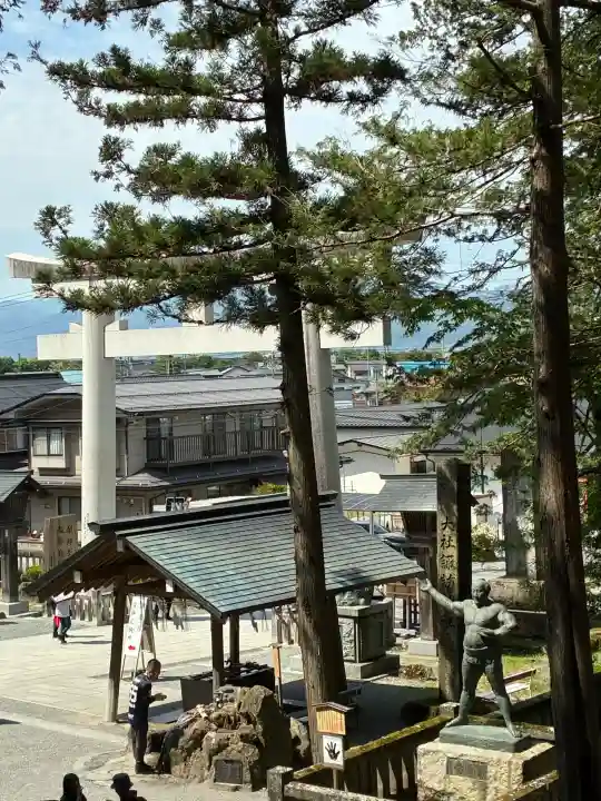 諏訪大社の{uncategorized: "未分類", other: "その他", undefined: "問題あり", building: "その他建物", grave: "お墓", sacred_gate: "鳥居", guardian: "狛犬", statue: "像", buddha: "仏像", history: "歴史", nature: "自然", garden: "庭園", animal: "動物", pagoda: "塔", temizu: "手水舎", mountain_gate: "山門・神門", sanctuary: "本殿・本堂", subordinate: "末社・摂社", art: "芸術", scenery: "景色", jizo: "地蔵", ema: "絵馬", goshuin: "御朱印", omikuji: "おみくじ", items: "授与品その他", amulet: "お守り", goshuincho: "御朱印帳", eats: "食事", festival: "お祭り", votive_dance: "神楽", shichigosan: "七五三参", wedding: "結婚式", experience: "体験その他", initially: "初詣", around: "周辺", anti_infection: "感染症対策"}