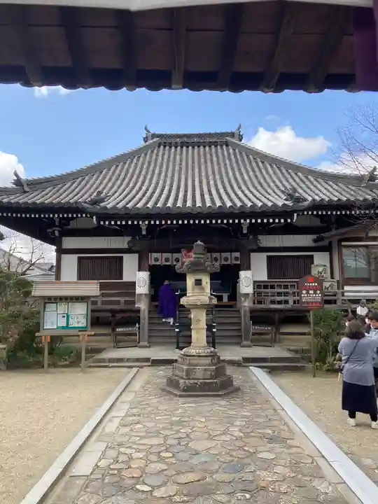 帯解寺の本殿・本堂