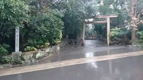 氷上姉子神社（熱田神宮摂社）の鳥居