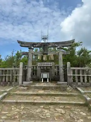 彌彦神社奥宮（御神廟）の{uncategorized: "未分類", other: "その他", undefined: "問題あり", building: "その他建物", grave: "お墓", sacred_gate: "鳥居", guardian: "狛犬", statue: "像", buddha: "仏像", history: "歴史", nature: "自然", garden: "庭園", animal: "動物", pagoda: "塔", temizu: "手水舎", mountain_gate: "山門・神門", sanctuary: "本殿・本堂", subordinate: "末社・摂社", art: "芸術", scenery: "景色", jizo: "地蔵", ema: "絵馬", goshuin: "御朱印", omikuji: "おみくじ", items: "授与品その他", amulet: "お守り", goshuincho: "御朱印帳", eats: "食事", festival: "お祭り", votive_dance: "神楽", shichigosan: "七五三参", wedding: "結婚式", experience: "体験その他", initially: "初詣", around: "周辺", anti_infection: "感染症対策"}